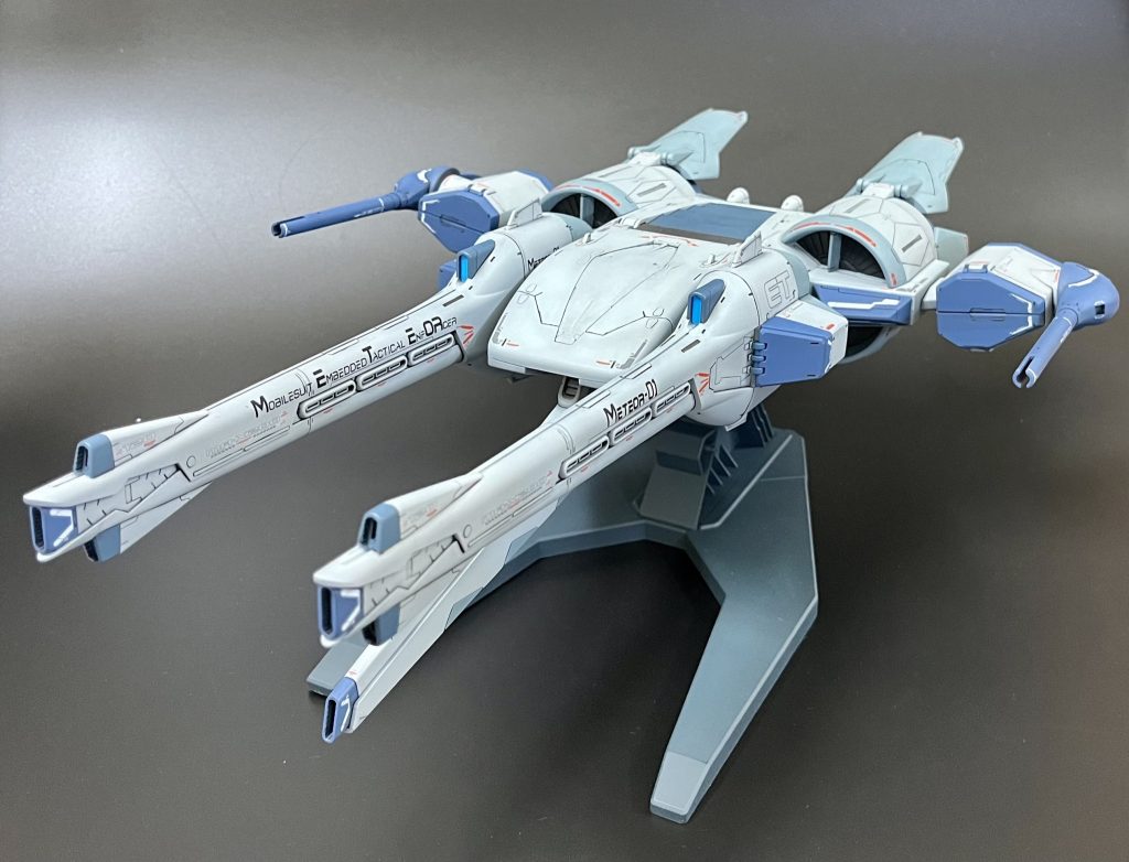 3月の再販時、プレバン争奪戦を勝ち抜きました。遅まきながらSEEDを見始めた時期だったので、いいタイミングでした。RGにも合わせられるよう、新規にマーキングシールが付属していますが、どうせなら水転写デカールのほうが嬉しいです。組み立ては容易で、合わせ目箇所はそれなりにありますが、塗り分け箇所は少ないです。設定色のピンクというか紫色が好みではないので、フリーダム専用っぽいような色合いにしました。