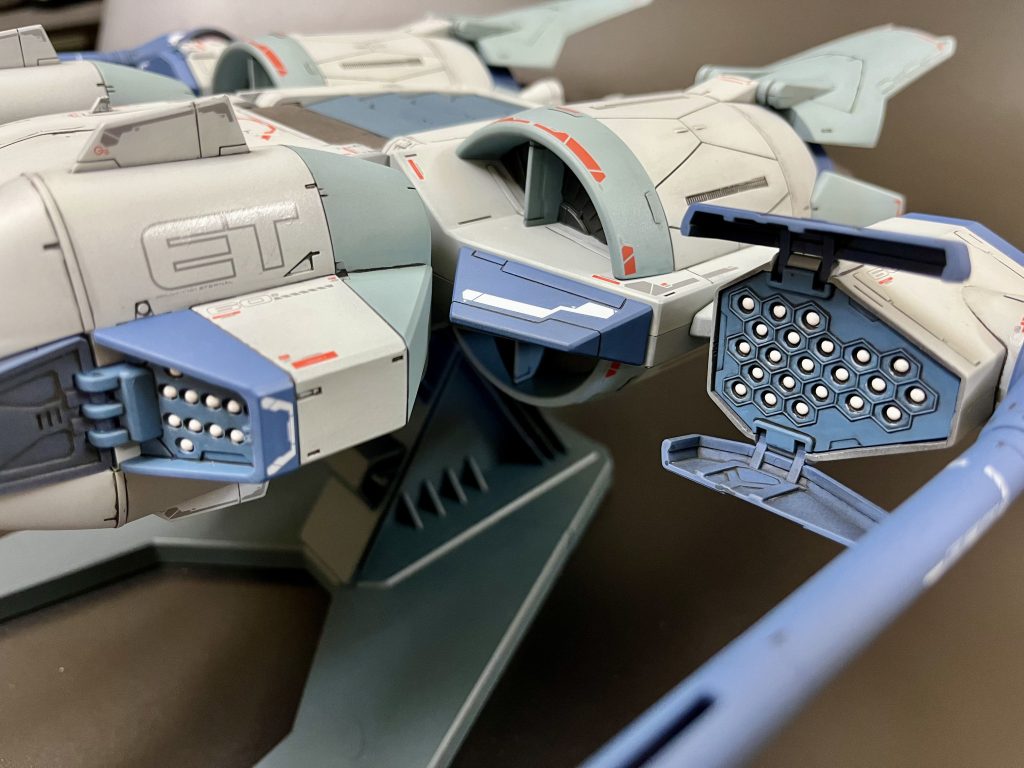 ミサイルの塗り分けは試行錯誤しましたが、結局は弾頭を筆塗りするのが一番手っ取り早いかもしれません。今のキットならミサイルは別パーツでしょうね。