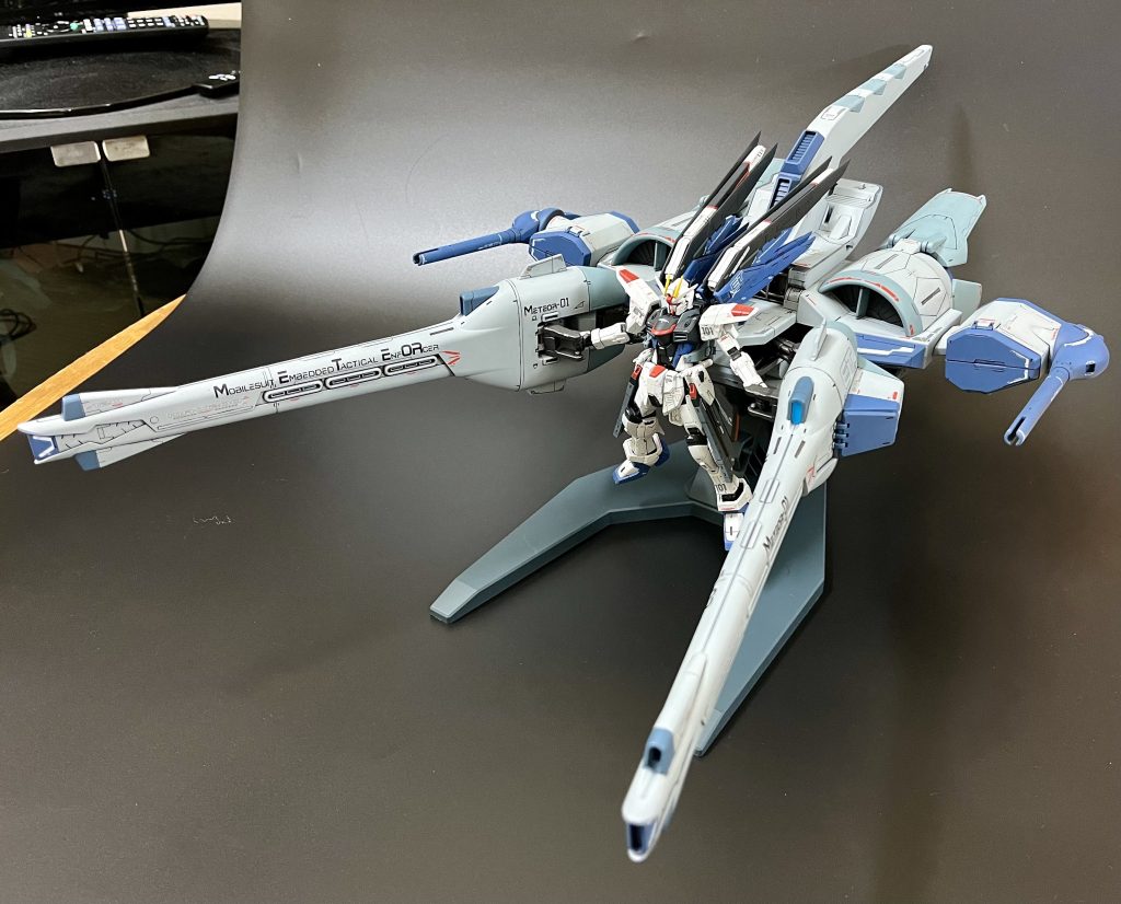 ドッキングさせましたが本当に前後左右に場所を取ります。撮影用の背景紙に収まりませんし、今後飾っておく場所もないんですよね…ガラス棚が欲しくなりました。しかも照明付きのやつ。アーム部分のグリップは軸が太すぎて、握り手を添えるだけしかできません(可動指は早々に壊れました😓)ので、細い真鍮線でも通してやろうと思います。