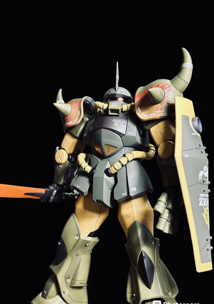 ジーク!ジオン!ご覧いただきありがとうございました😊使った塗料です。足底部:メタリックブラック 下腿部・肩部・前腕部・手背部:オリーブグリーン2 頭部・胴体部・盾中央:ヘキサグリーン 動力パイプ・上腕部・大腿部:エヴァオレンジ 胸部・手指・ヒートロッド射出部・剣の柄部・盾裏面:ガンメタルフレームメインカラー:スターブライトアイアン 関節部・シリンダーロッド:スターブライトジェラルミン 装甲裏面・シリンダーチューブ:パールコッパー