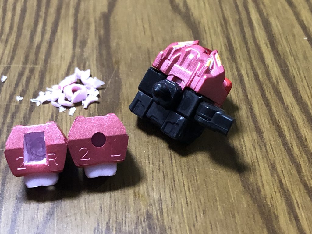 肩の接続を旧型からから新型に変更して可動域を広くしています。