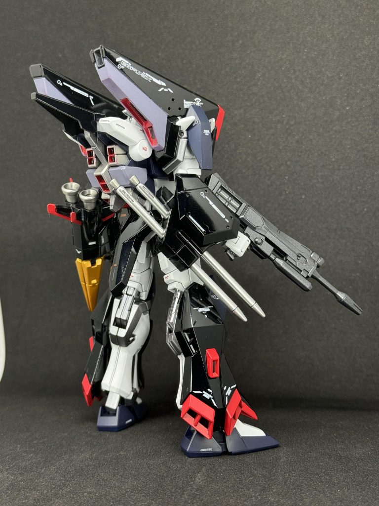 背面からやはりバーニア場の塗り分けが鬼門で完璧な仕上がりとは程遠いですが、写真で見ればなんとか…でも完成して背面から見た時のゴツゴツ感は堪りませんw