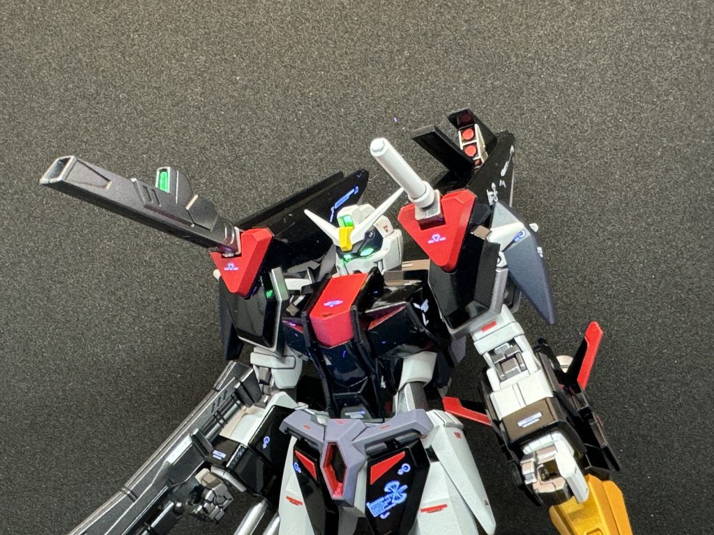 武装展開状態センサーやツインアイ部は素の状態でブラックライトにて光るパーツのため、エナメルのブラックを塗装の後、拭き取ってますミサイル等細かい部分もエナメル筆塗装です