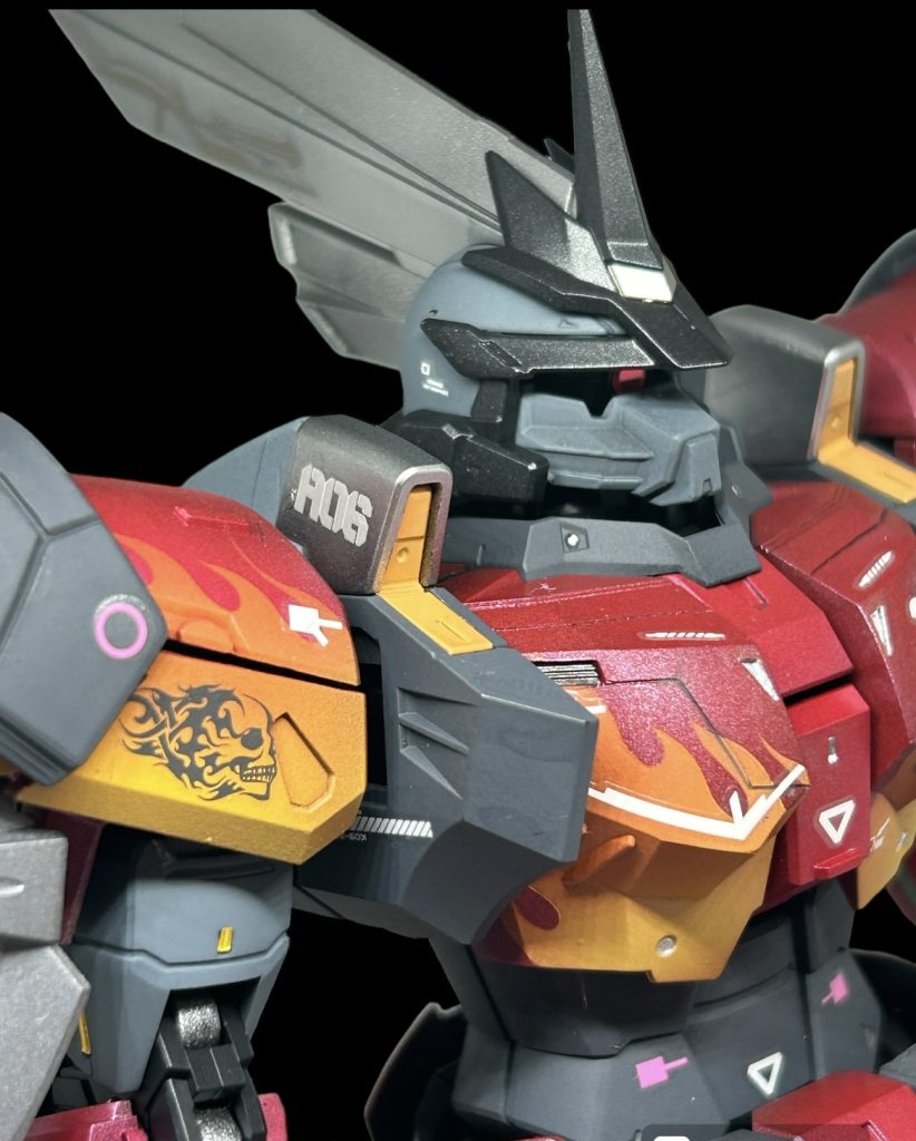 ご覧いただきありがとうございました😊A→アンティファクティスの、06→6番目のパイロットというご都合設定で作ってみました。なんかこう、リーゼント的な?スフゥープァアアッ!的な?二の腕が上腕より太いパイロットで、パーソナルマークが燃えドクロという感じで。ファイヤーパターン楽しくなってきました。