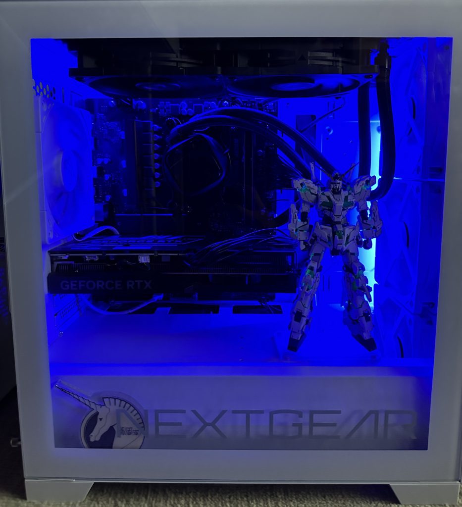 部屋の照明を落として青系のLED点灯すると宇宙空間ぽくてそれなりに雰囲気があるかな、と悦に入っています。