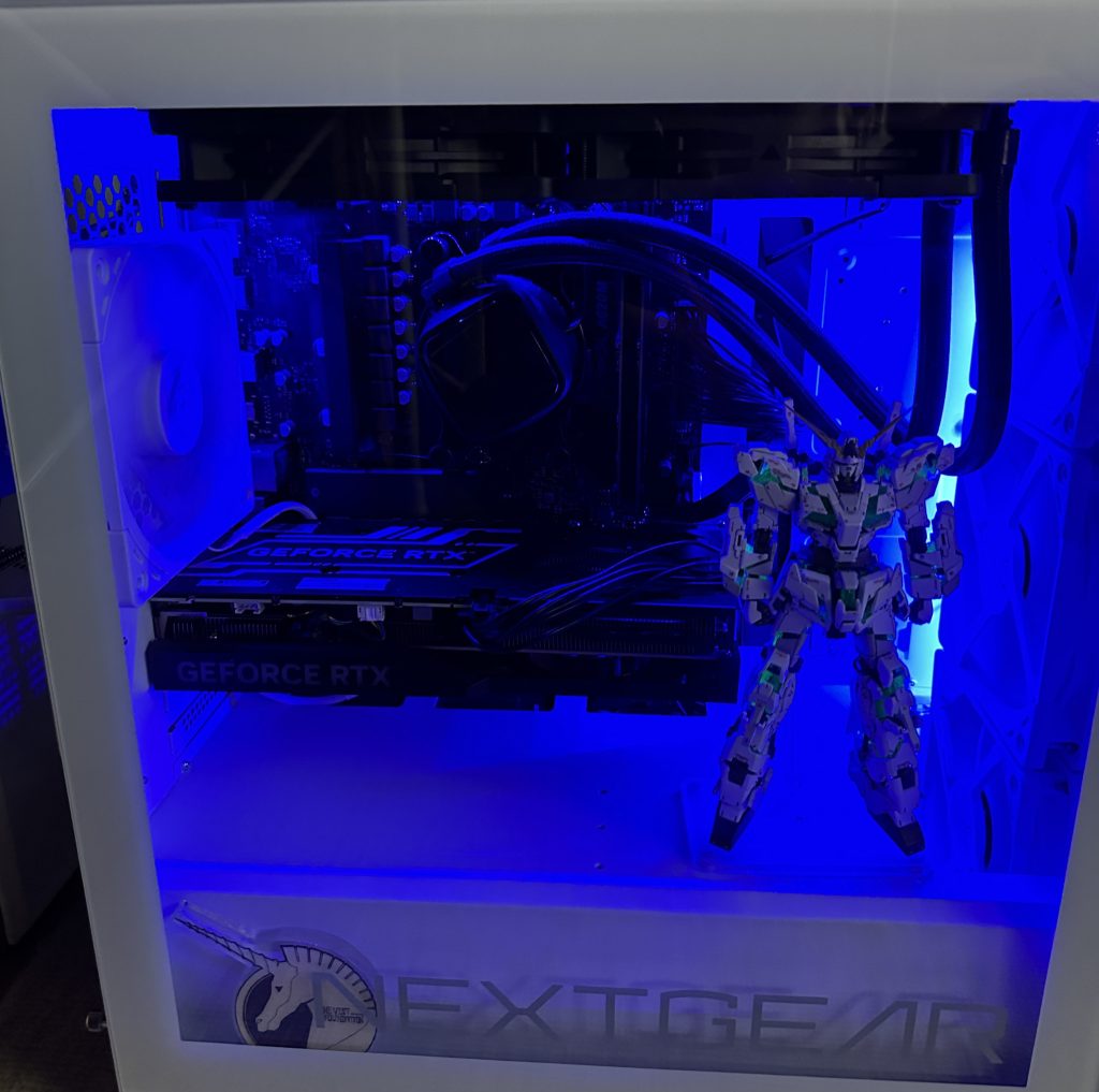 まじめな話、PC内の温度は通常でも40度近くまで行ってしまうのでプラモデルにはあまり良い環境ではないと、ヒートシンクやファンに接触すると最悪引火の可能性もあったりとあまりおすすめはできないです(自分もそれなりに楽しんだらユニコーンは別な位置に移動予定)。もし真似される方がいたら自己責任で・・・