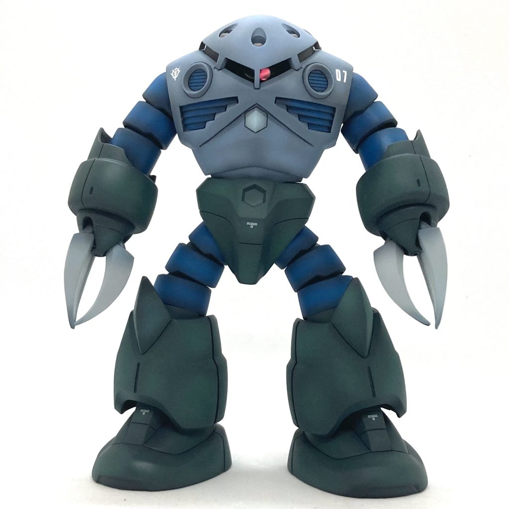 これと言った不満点はないですね。 あえて言うなら、背中のバックパックと身体の側面に合わせ目が出ることくらいかなぁ🤔  素組み＆全塗装の場合でも、このあたりの合わせ目消しをするにはひと工夫が必要です。まぁ、でも それも“伸びしろ”と考えれば大切な要素。