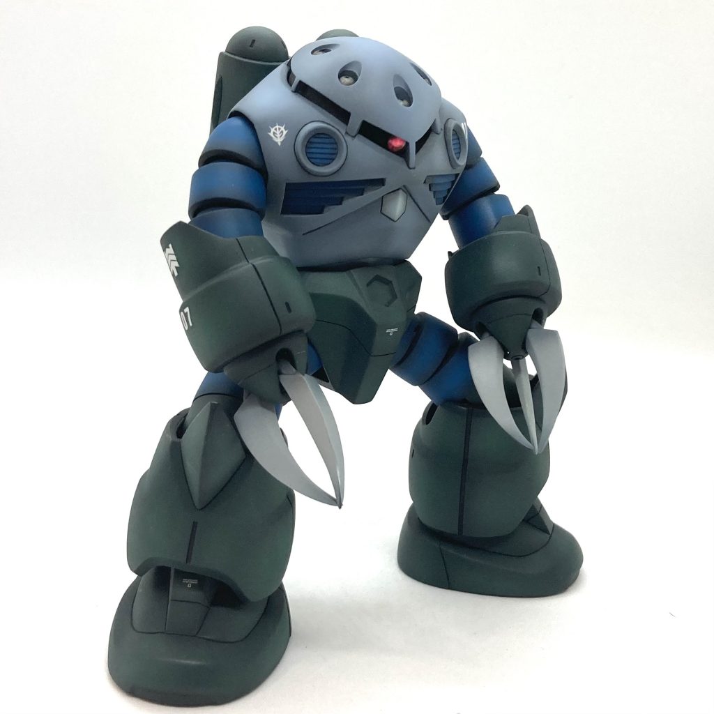 あ…  ひとつ不満がありました😩このキット、関節部分にABSが多用されています。これが難点😔  スチロール樹脂に比べると、最初は硬く粘りもあるので関節パーツに向いているようですが、経年劣化が早いようで、数年で脆くなります。ここは是非、改善して欲しい点ですね。HG ゲルググのように単純にKPSに置き換えちゃダメなんですかね🤔？