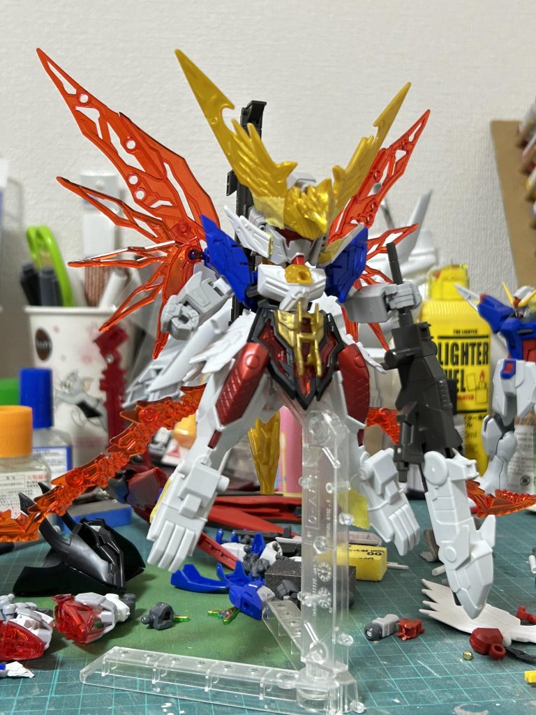 こちら武者デスティニーの姿を模索してる段階。顔のところが全然定まってないのがわかりますね。いろいろ試した結果、頬当ては信長エピオンのものを採用しました。大型ライフルについてもこの段階ではあまり構想が固まってなかったですが、映画を再度見て決意を改め大幅な加工に至ってます