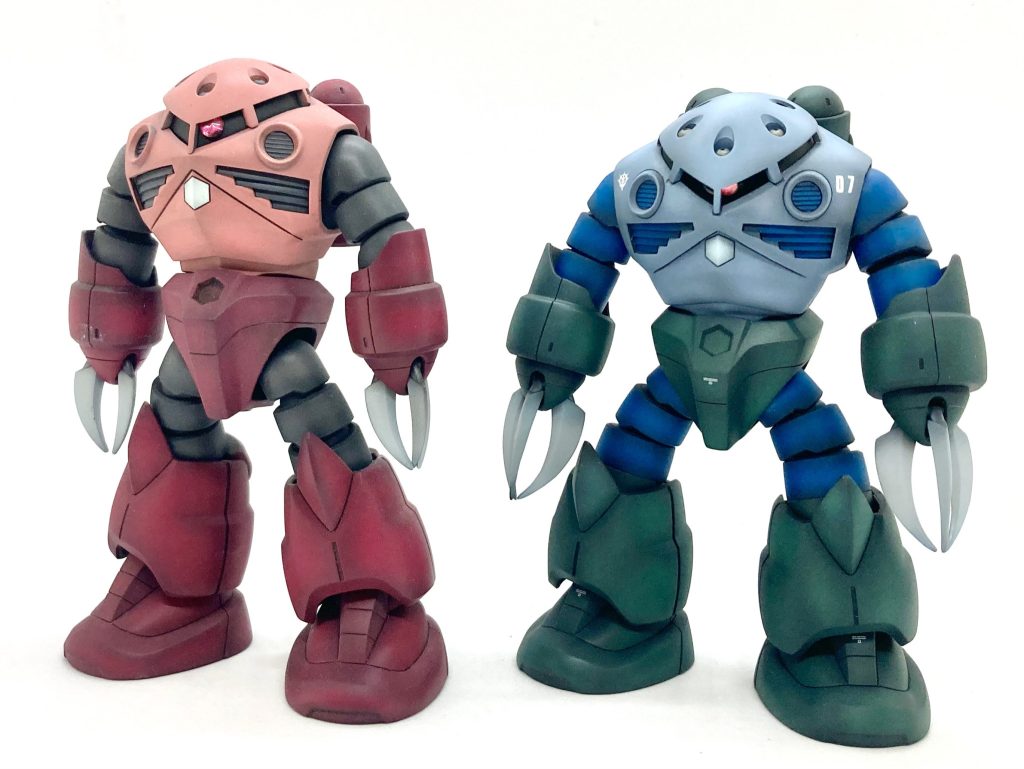 素組みシャアズゴとの比較。上半身の改修以外には…まず下半身を小さくしてあります。前腕部はひとまわり半くらいボリュームアップし、爪も大型化してあります。脚ですが形状の変更はせず、股関節と足首の部分で5mmずつ短縮してあります。