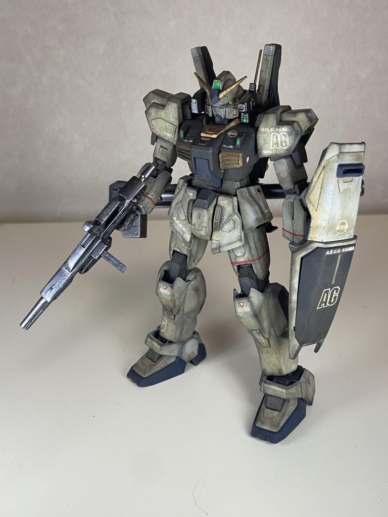 ここまでガッツリ汚したガンプラは初めてです。ウェザリングカラーやマスターを使い、ネットのみなさんの作品をリスペクトさせていただきました。
