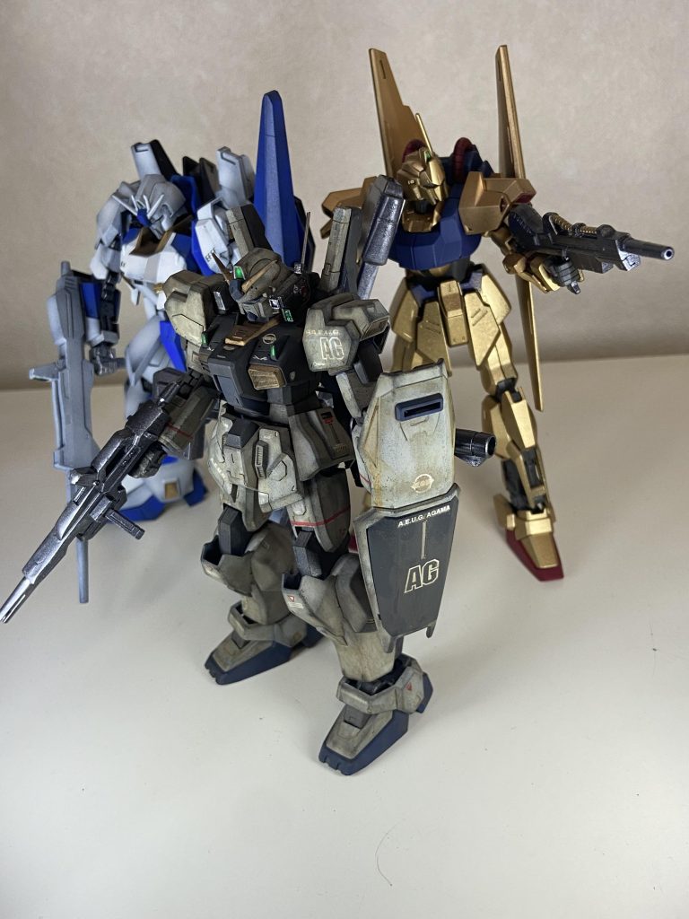 おまけのガンダムチームです!ゼータの関節がヘタって、立つのがやっと😢