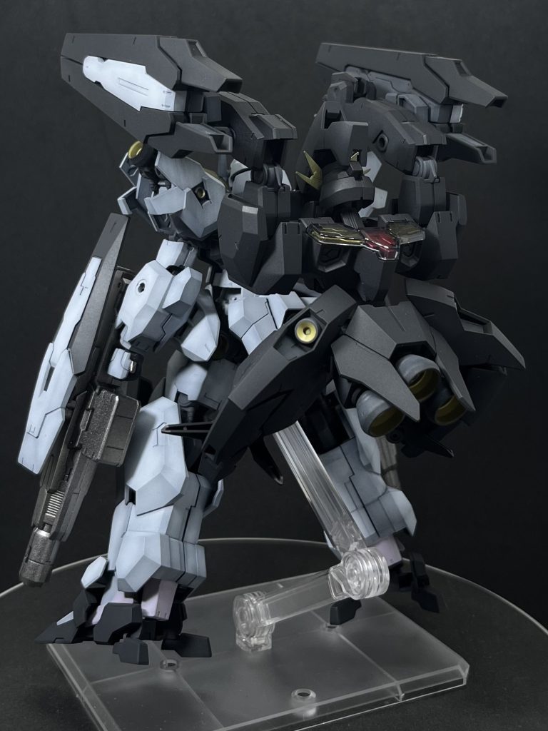 ソーンの変形は、特に大きな改造はなく、それっぽい形になるようにしてあるだけです。ソーンのマニピュレータは、初期型のガンキャノンの三つ指に変えました。