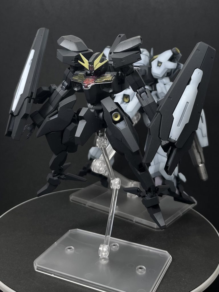 ソーンのMS形態。実は格闘型だったりします。頭部カバー追加と肩だけ形状変更しています。