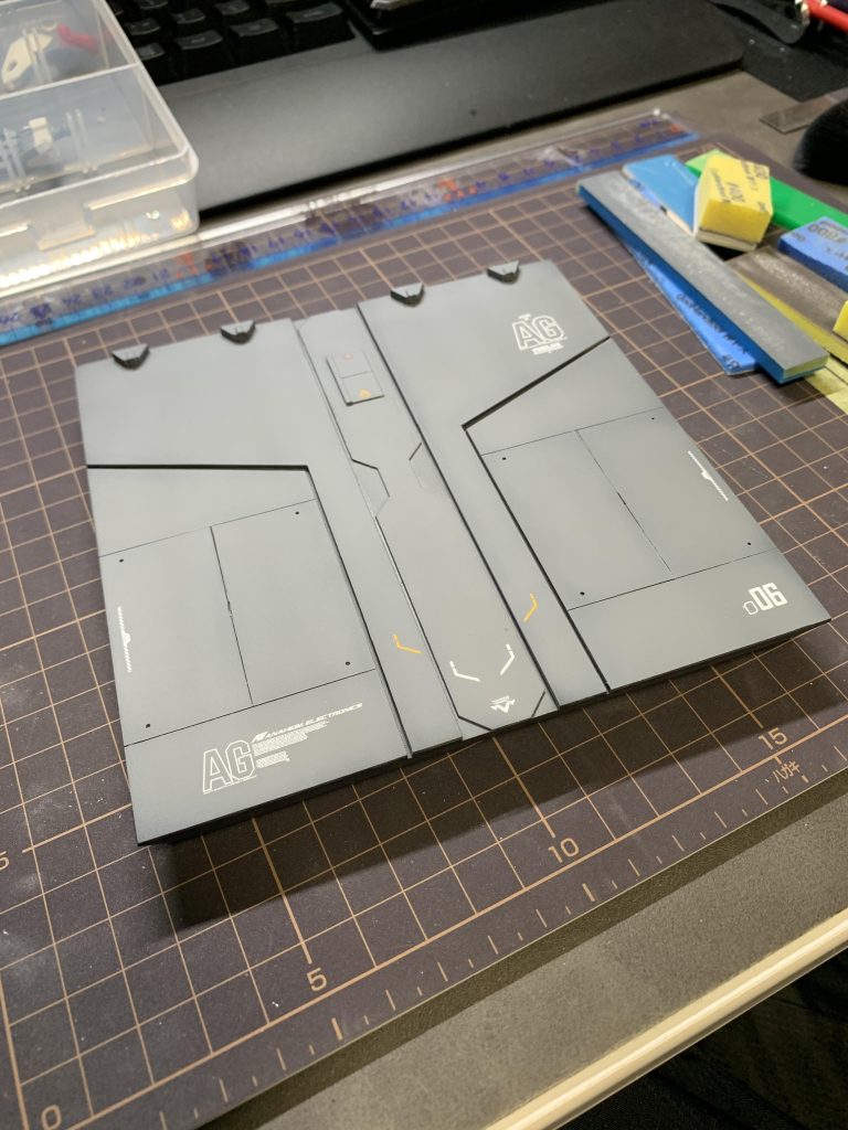 ペイントリムーバーを使い何とかリカバリーすることができました。塗装は黒サフ→ニュートラルグレーで仕上げました。