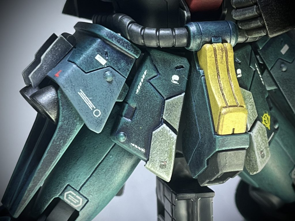 胸元と腰回り、脚部側面ブースターシールド（❓）には改修を行いました。