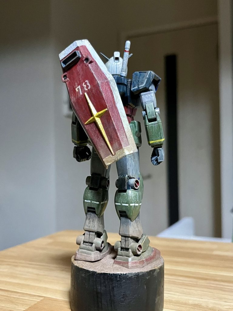 巨大なシールドにステンシルで数字を書くことはないでしょうが、そこは雰囲気重視です