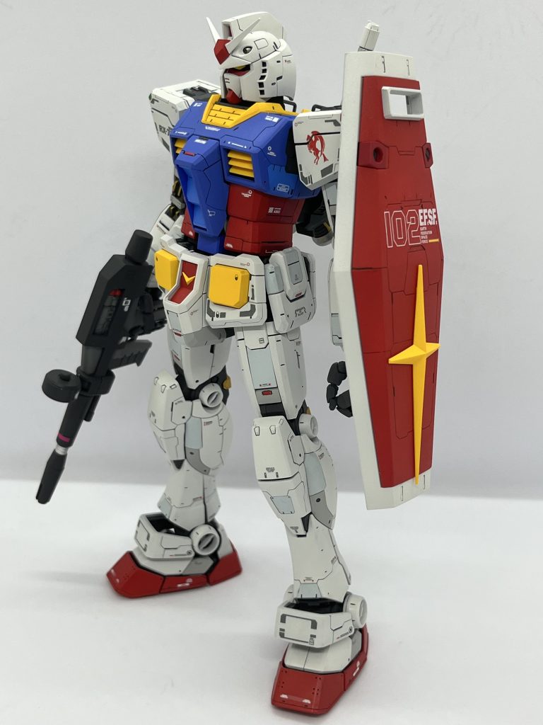 側面から、シールドはスジボリにより、大幅にデザイン変更してます。