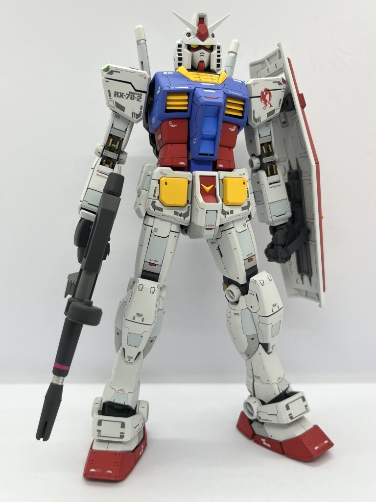 立ちショット。白は3色、青は2色、赤は2色で塗り分けております。デカールは純正水転写デカールの他、スジボリ堂、ハイキューパーツさんのコーションデカールを使ってます。