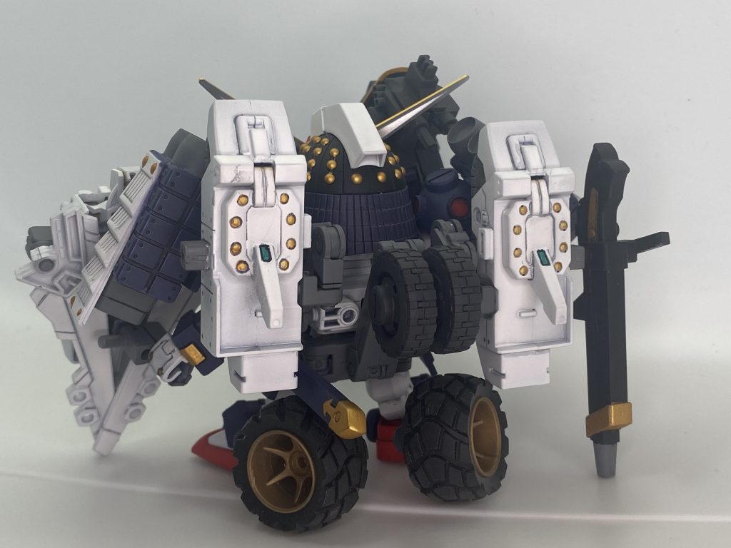 背面はこんな感じ。武化舞可の瞬脚を豪華に使用。足のタイヤはミニ四駆のラリーブラックタイヤです。元ミニ四レーサー、こういうのが普通に出てくる。