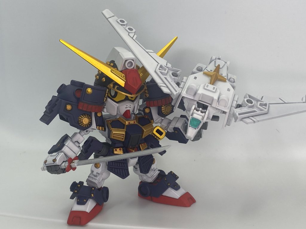 シールドは変形して鳥型支援メカに!