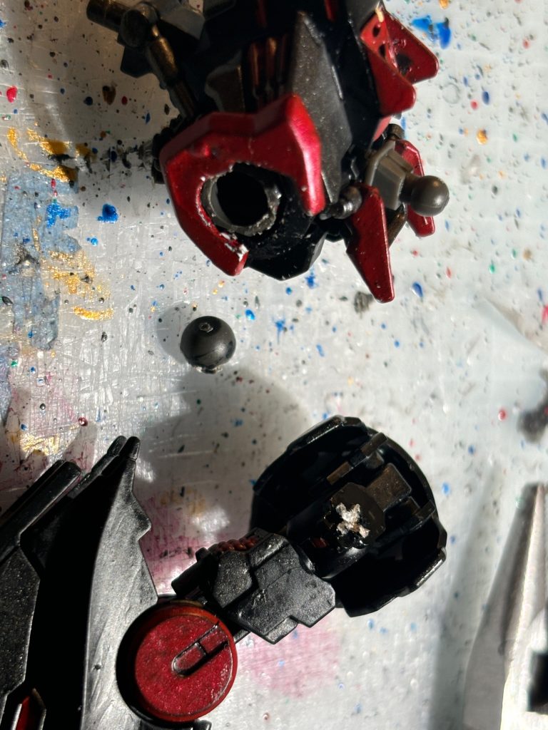 肩のボールジョイント部、組み立て後、硬くてネジ切れる。