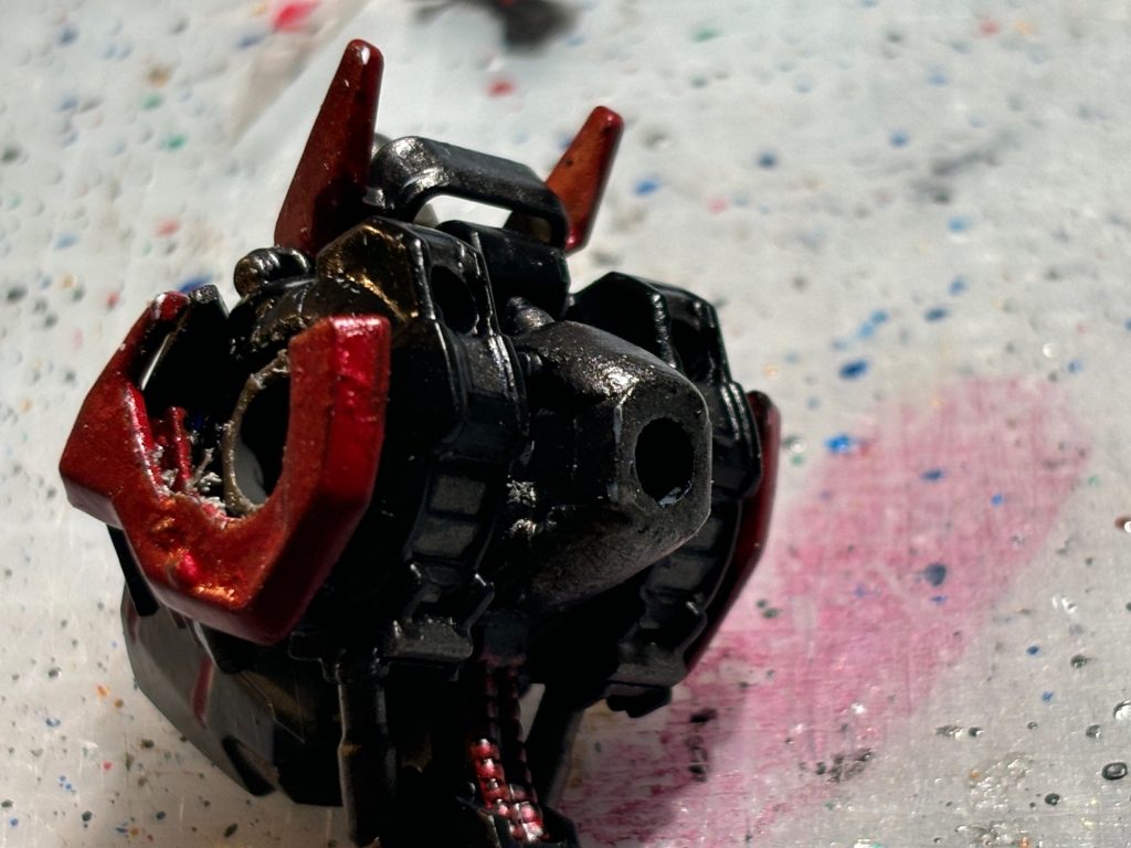 ハイゴックのPCパーツを瞬間接着剤とパテで固定。