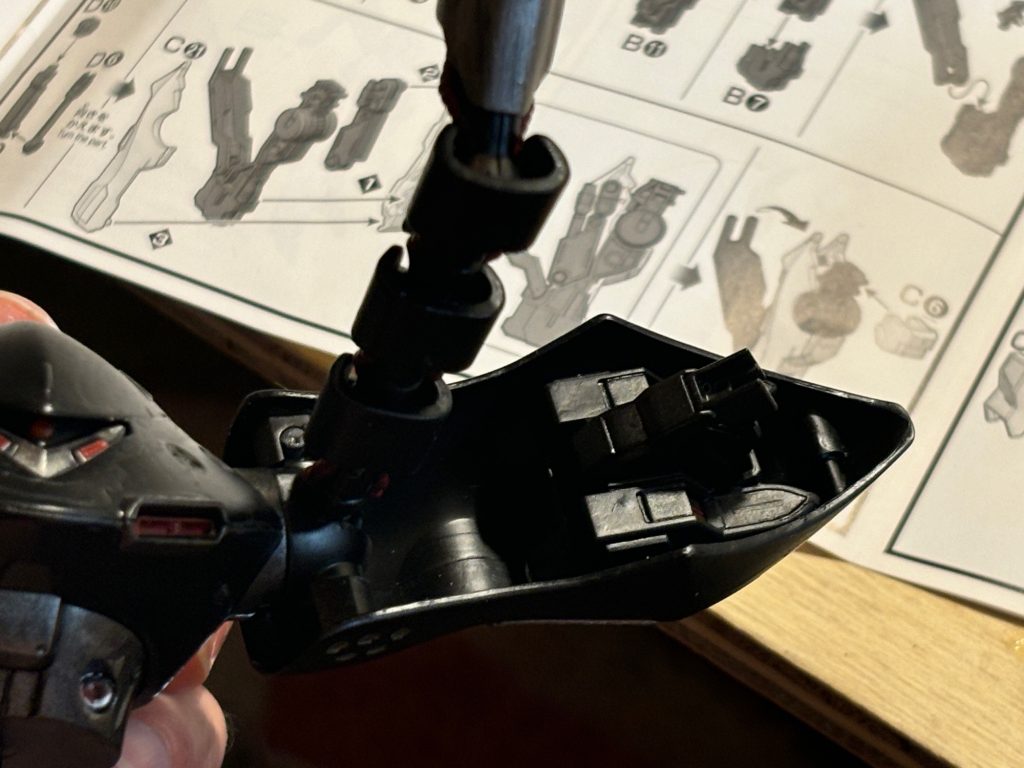 バックパックはジャンク品を1つ増設してハイゴックの両肩内部にパテで固定。