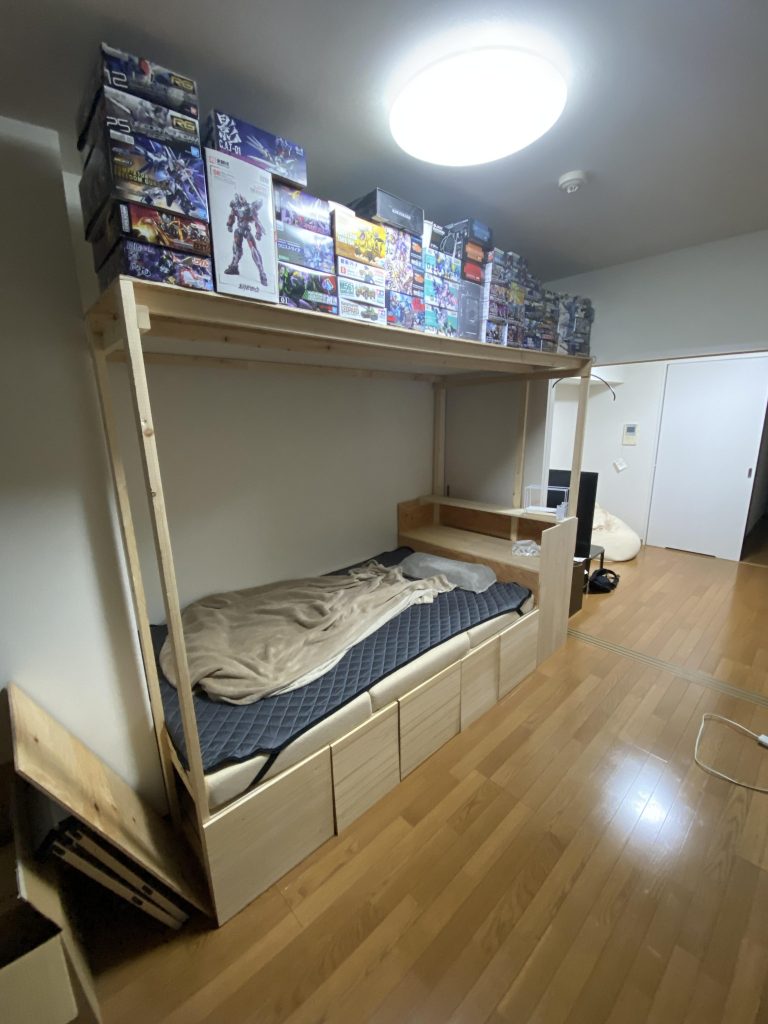 GW中に組んだ寝床兼プラモ収納棚。見事に積んでますね。プレバンで予約したエルオーブースターとサーバインも今月発売だよな…自宅に塗装環境も構築する時も近いか…！？次回を待て！！