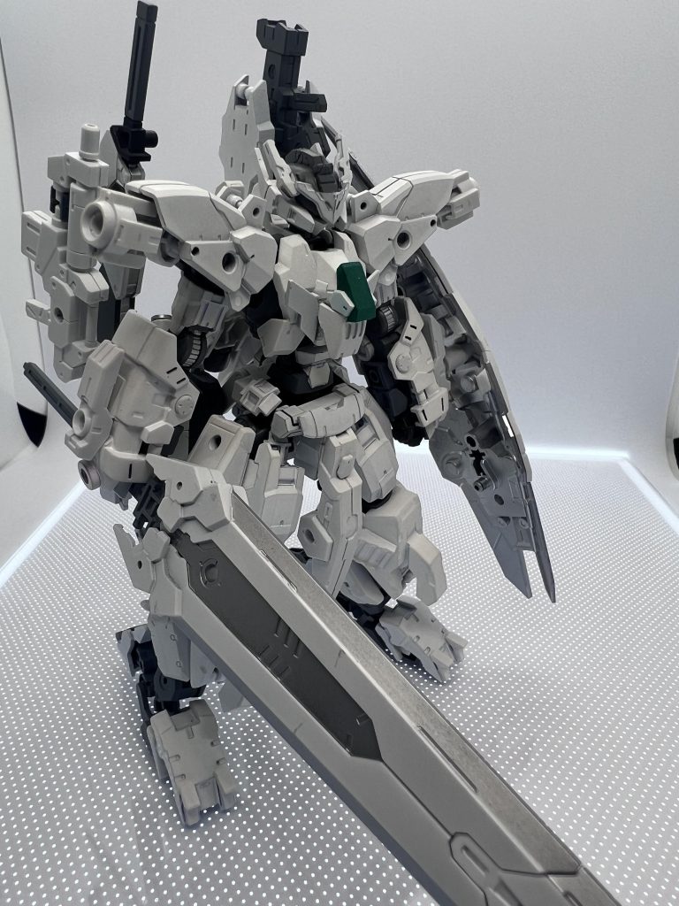 全体像及び各武装装備状態です。大剣、盾、小銃、刀、大口径ビームライフルと全て30MMの武装で組みました