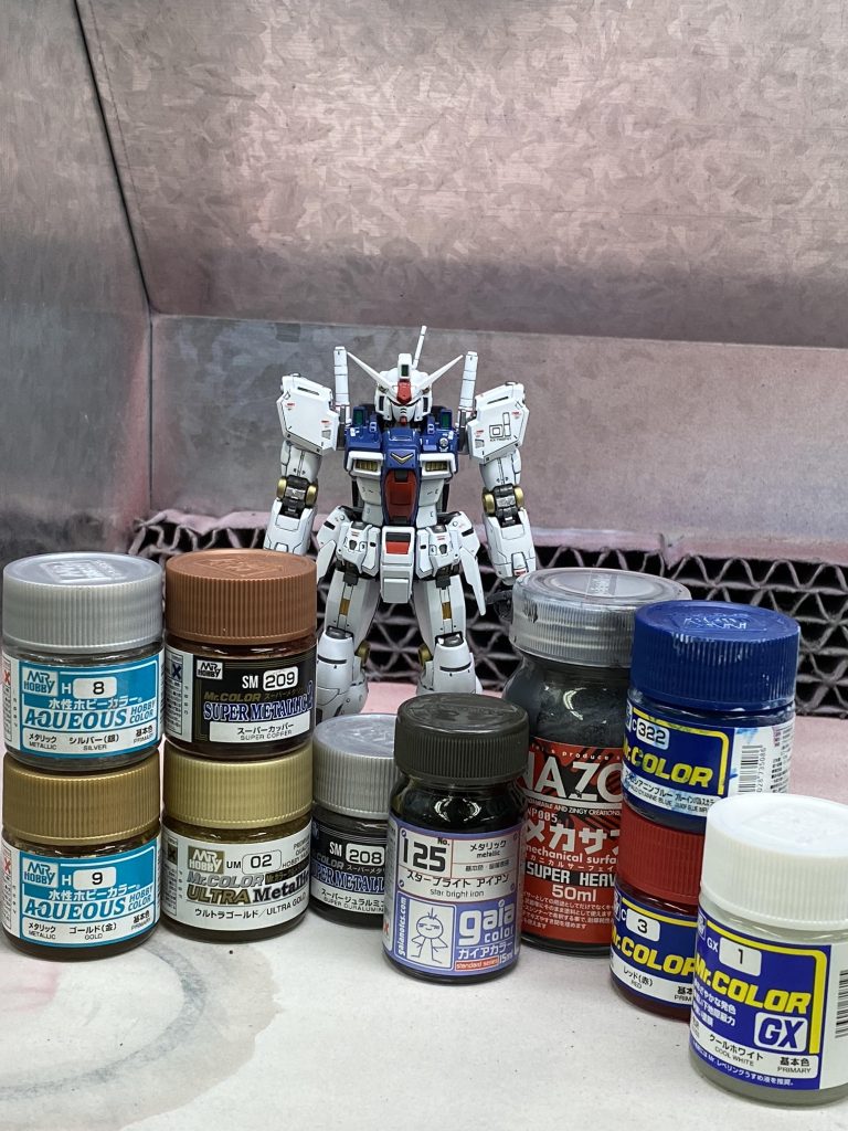 使用塗料。322のダーティなブルーかなり良い感じ。水性はちょっとした部分塗装に。映ってないけど、メイレスケンブグレーも使ってます。あとセンサーやツインアイはメタリックグリーンの上にガイアの蛍光グリーン。仕上げはガイアのEX-9セミグロスクリアープレミアム。思ったよりつや消しになったけど、上品な仕上がりで良き。