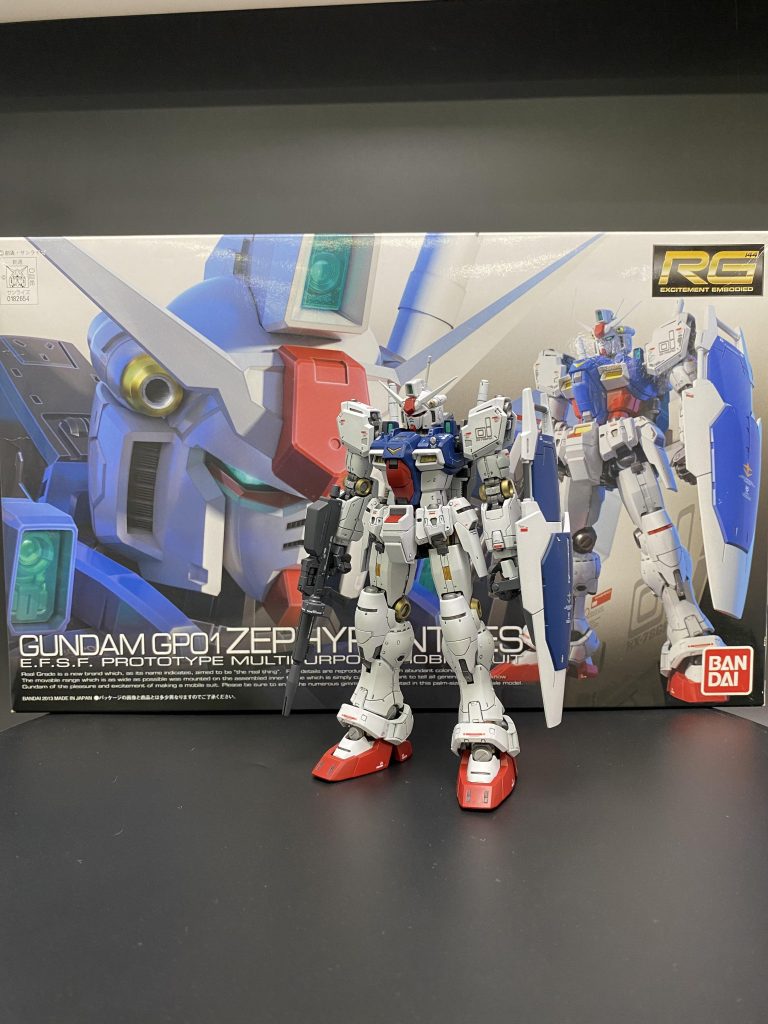 箱絵と共に。暗めのパーツはライトグレーでスミ入れしたけど、箱絵見て閃いた。ドライブラシが正解だったんじゃね？更にスミ入れに関して、今回はヒビや割れが起こりまくったので、エナメルじゃなくて水性+マジックリンに変えようか検討中。諸々次回の課題ですな。