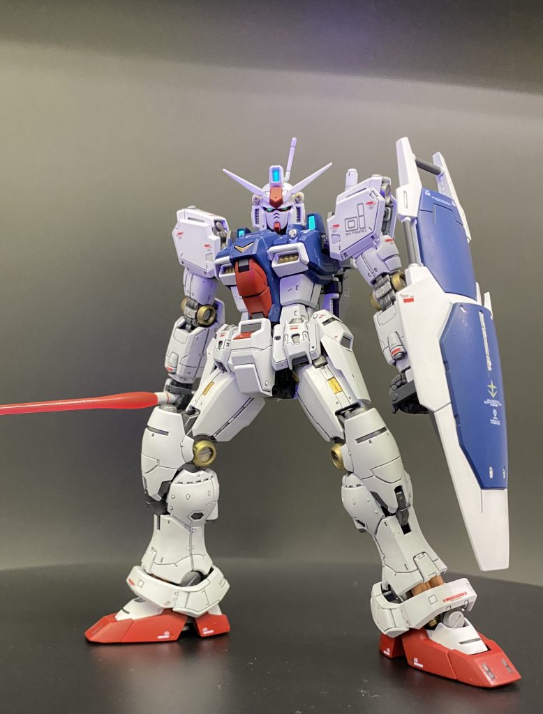 ビームサーベル装備。UVライトでセンサー発光してます。ビームサーベルも蛍光ピンクからの光沢クリアーで、根元をつや消しクリアでグラデーションにしてみましたが、画像では分かりづらいですね…ホワイト系のつや消しにすれば良かった説