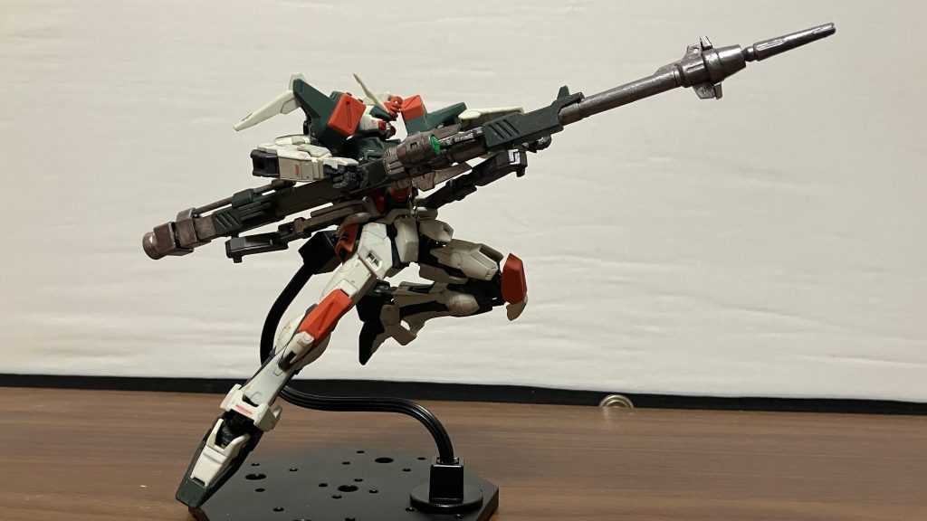 素のHGのままではあまりにも貧弱なライフル?はHGユニコーンのビームマグナムの砲口パーツをすっぽり被せただけこれにより後述してるグリーンのサーベルエフェクト (クシャトリアのサーベルパーツ)を無加工で発射風取付できますバランス調整の為に付け根に何かのバーニアパーツをセット あと後端は何かのバズのグリップパーツに (たぶん)HGクアンタのGNドライブをスコープに見立ててセットアップ合計で1cmほど延長 (しかしガンマカのメタル系はムラになって使いこなすのが難しい)