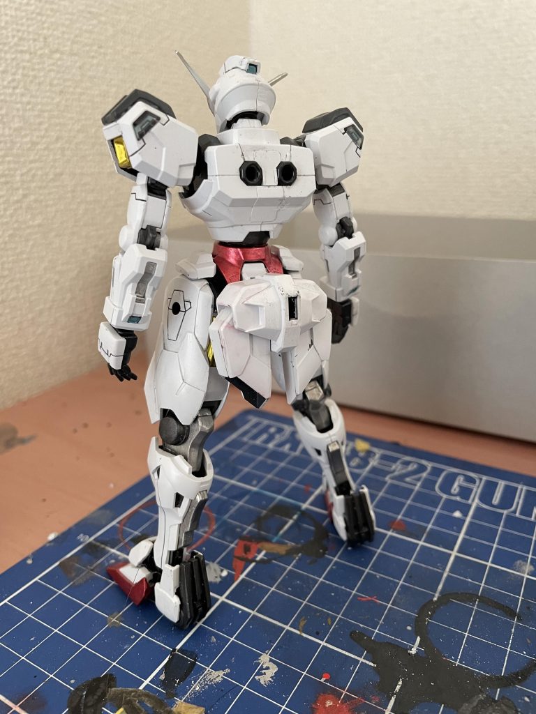 フレーム類はガンメタ系で塗装しました。