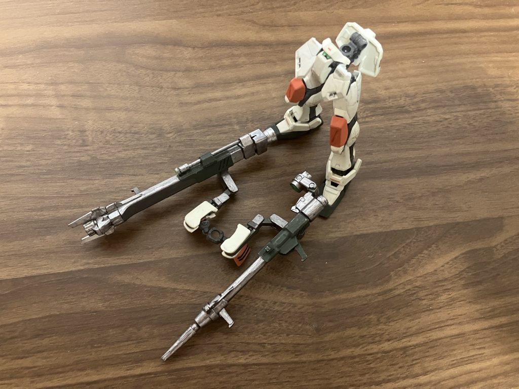 武装アームは最初は腰にベタツケにしてたがせっかくのRG稼働が勿体無いので腰アーマーフレームにバスターのサイドアーマーを固定しそのアーマーに最初から位置合わせ用に凸凹でフィットするようになっていた部分で接着