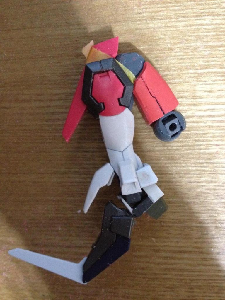 太腿はG30ガンダム、関節とスネはHG00からそれぞれ流用サイドフレーム周辺をGNコンデンサ跡地と形状合わせして固定 膝ガードアーマー分離は当時は画期的に思えたが今ならアーマー上下にさらに分割して下側はスネに接着したいところ