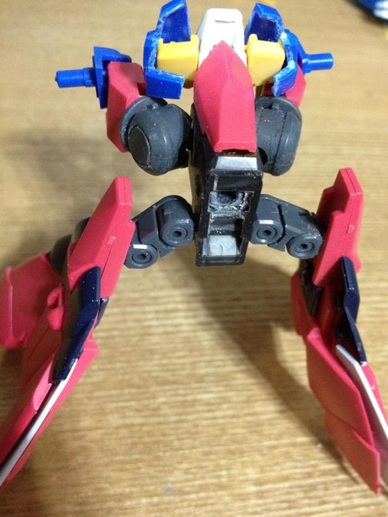 ボディ中央のフレームをカットしポリ軸を追加して腰の横方向捻りを追加さらにサイドアーマーはフレキシブルに動くアームを (多分)フォーエバーガンダムから流用して稼働を邪魔しないように可変対応