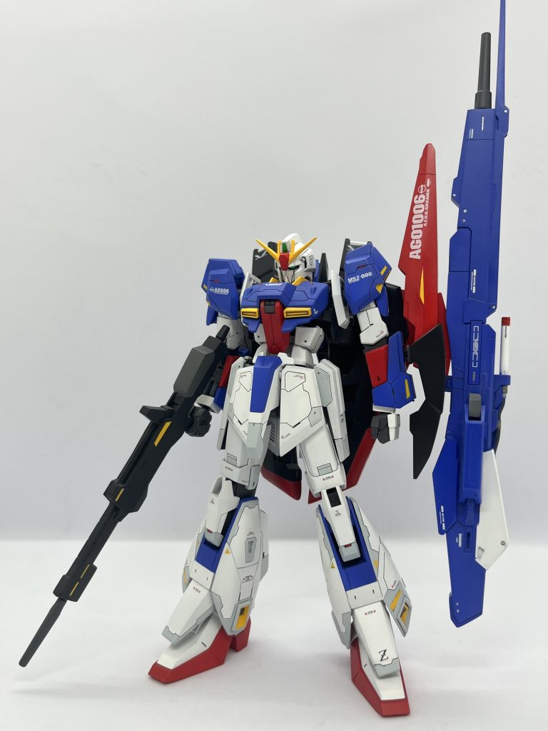 プロポーション面で、脚部で3mm、首で1mm、合計4mm延長しました。1/144スケールではかなりのインパクトで主役機らしいスタイリッシュなプロポーションになったと思ってます。また延長工作に並行してフロントアーマー、肩部を大型化し、バランスを取りました。