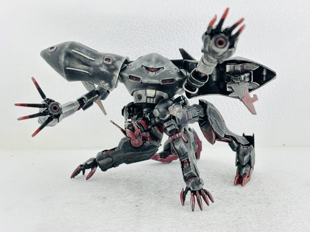 モビルアーマー形態。通常はこの姿で活動する。無慈悲な殺戮マシーン。