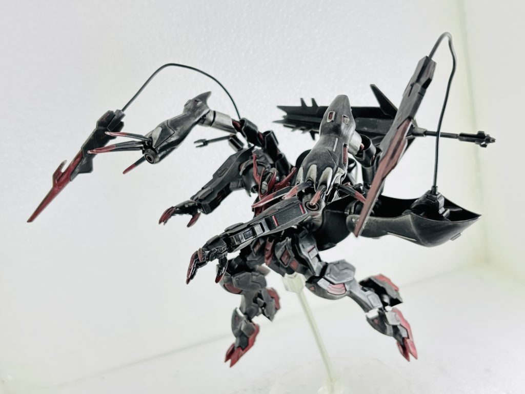 目覚めた『伝説の少年』はモビルアーマーの持つ殺戮本能に自らの『渇いた飢え』を容赦なく重ねて欲求を満たしていく。遂には、3機のガンダムフレーム(バエル、キマリスヴィダール、ヴィダール)を戦闘不能に追い込む。だが。少年の目覚める時間は限られていた。元の異形の姿に戻ったバルバトスは忽然と姿を消した。この事件は今後の火星統治に深い闇を下ろしたのである。妄想終了。上記の対決は別投稿で。