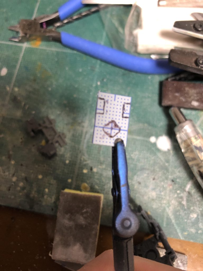 縦横15×10mmに切り取ったプラ板で作ります。真ん中の穴は5mmです。