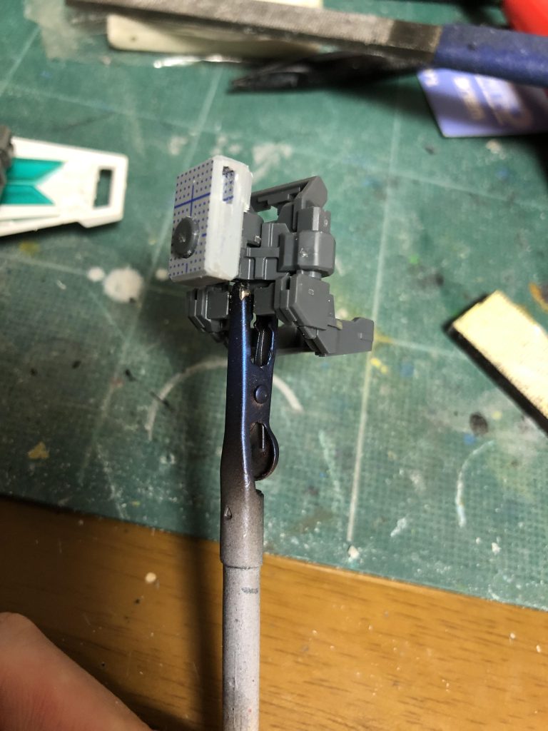 完成。フルコーン側は縦横高4×2×2mmの溝があればハマります。パーツの厚みは5mmで、ナラティブ側の接続軸のバカ防止でもう一枚プラ板を貼ってます。あとは適当に何枚か。