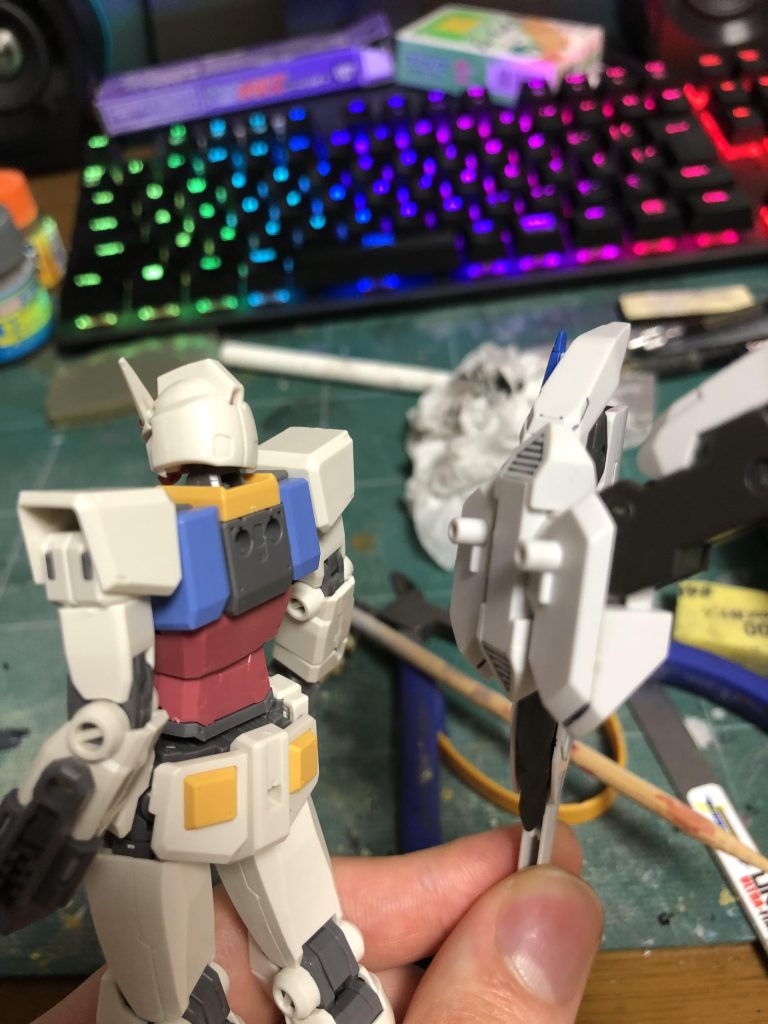 画像のようにビヨガンとバエル羽の凹凸差は大きく、無改造での取り付けは不可能です。