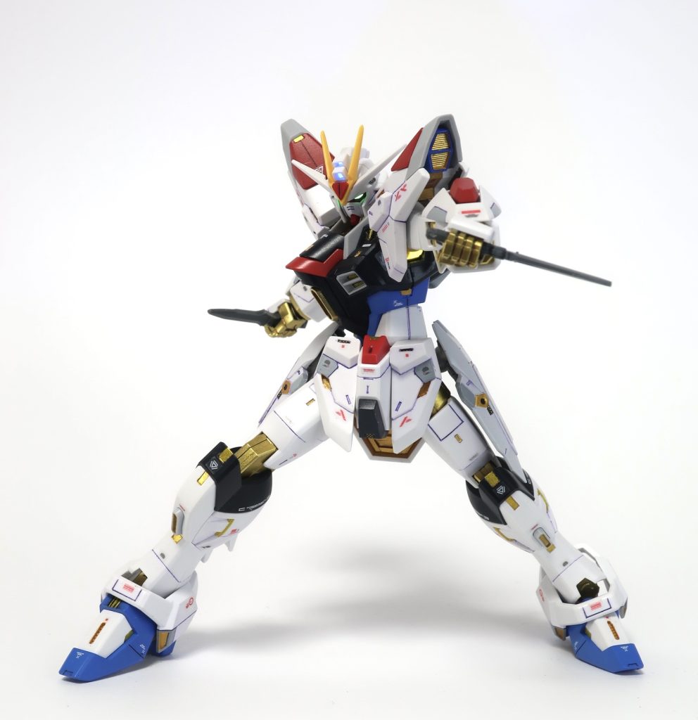 ストライクフリーダムガンダム参式レールガンを外し代わりにストライク要素であるアーマーシュナイダーを装備しました。白、黒以外を塗装。金色はスターブライトゴールド、スターブライトブラス、両方を混ぜたものの3色で塗り分けてます