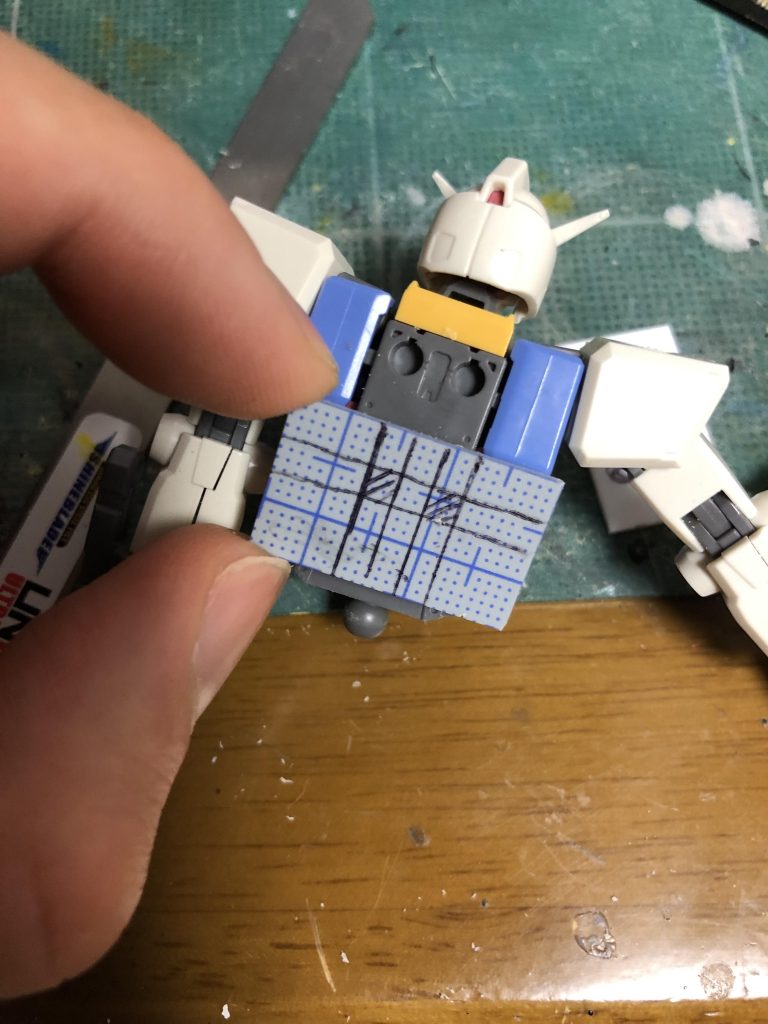 まずは厚さ3mm、縦横15×25mmプラ板を用意し、穴の場所をマーキングします。先にプラ棒を刺しておくのを忘れずに。