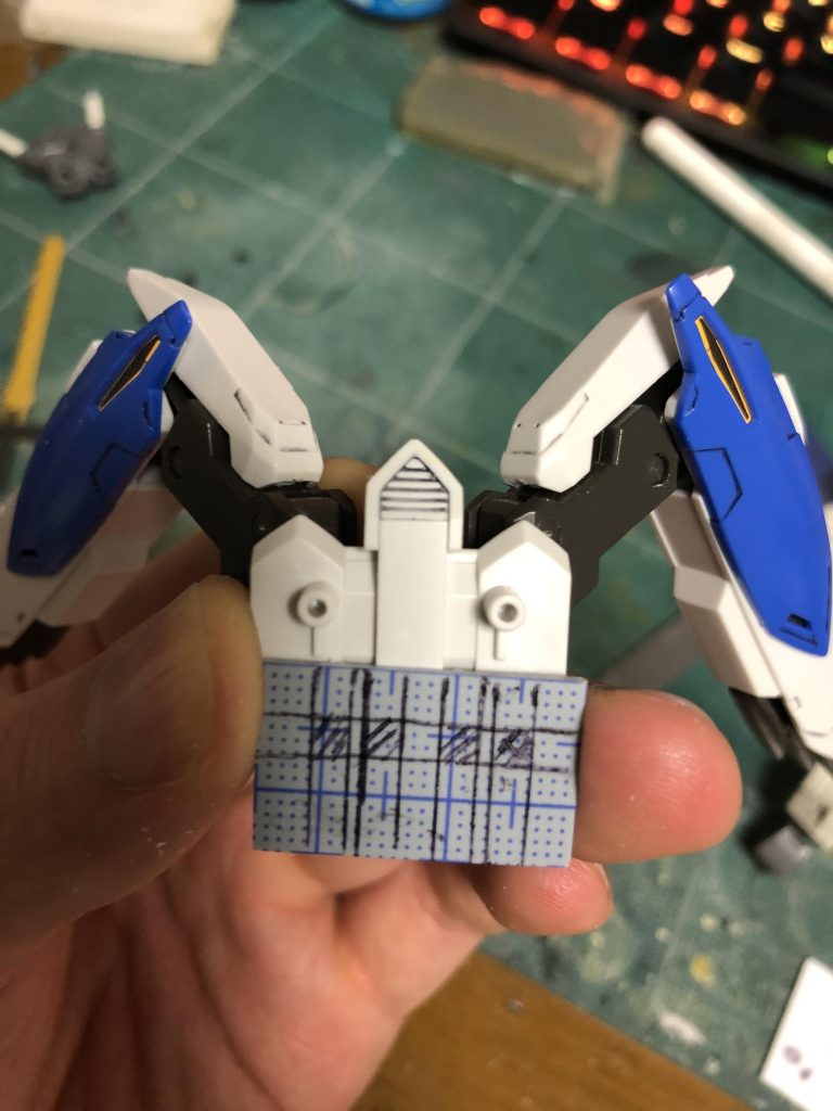 同じ面にバックパック側穴のマーキングをします。