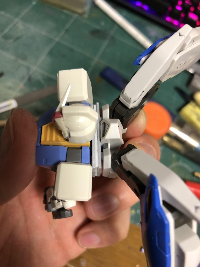 プラ板の風穴にパテを盛り、仮接続をして位置の調整を行います。パテとくっつかないように、両側をベトベトにするのを忘れずに。