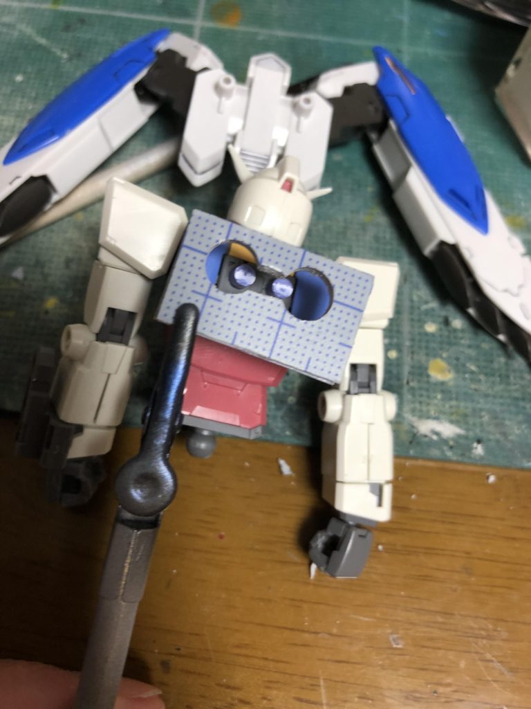 プラ板に両方の軸が入るデカめの風穴を開けます。遠慮はいりません。派手にやっちゃってください。なんならマーキングも正直しなくていいです。