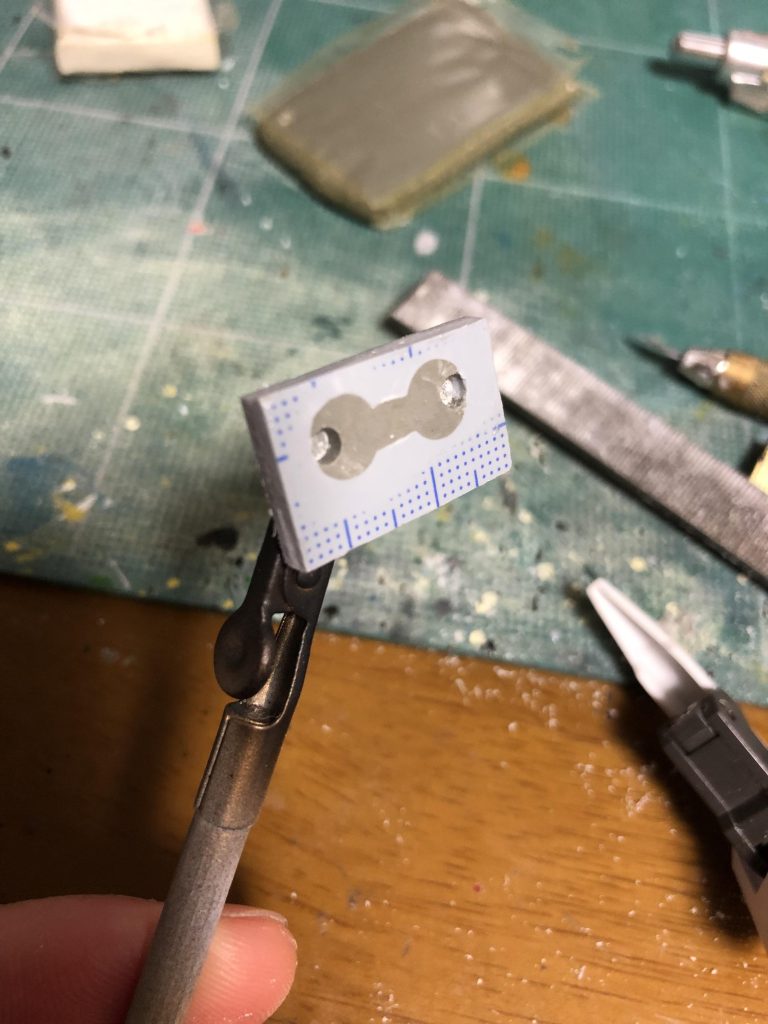 パテが固まったら溢れた部分をカット。